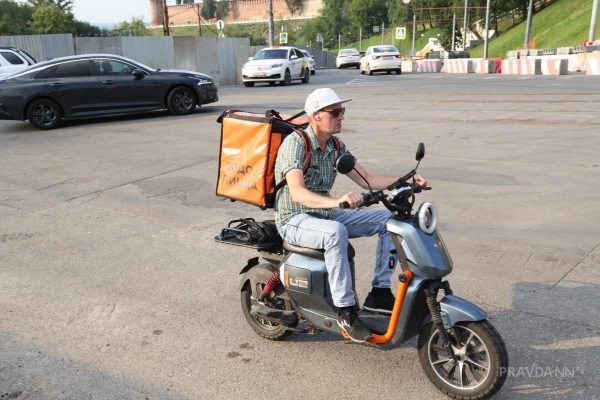 Эксперт рассказал, что делать водителю после ДТП с курьером и как защитить себя